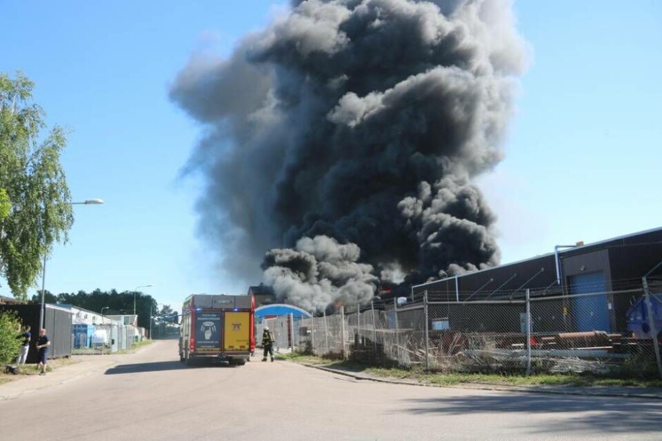 RÖKPELARE. En stor svart rökpelare från den drabbade fastigheten. Foto: Jonas Edberg
