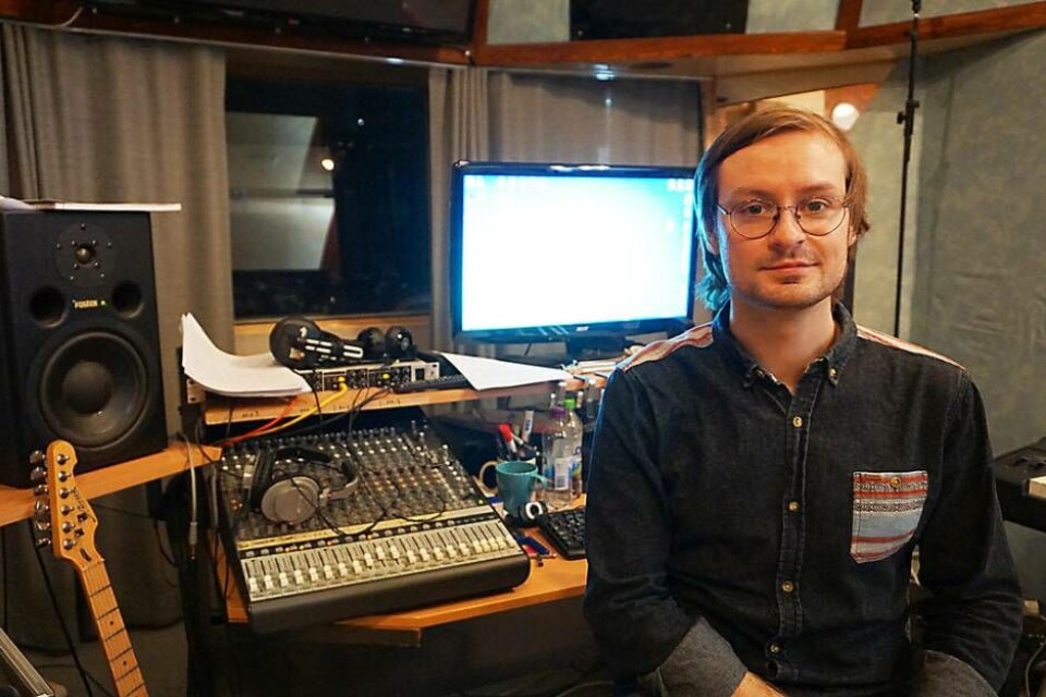 Kalle Widén trivs i studion med rattar, spakar och blinkande ljus. Foto: Josefine Wijkström