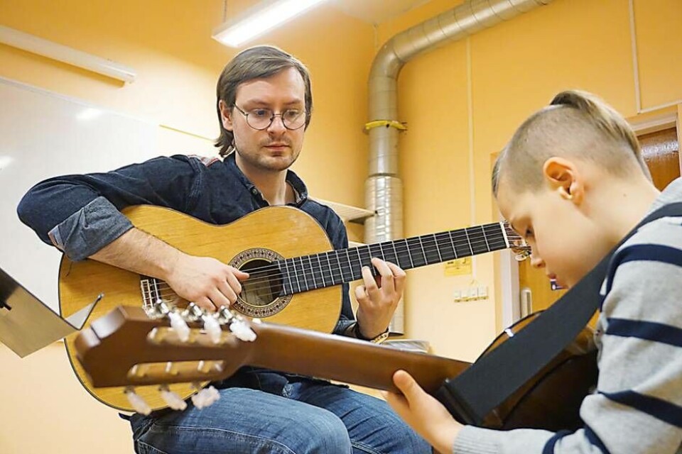 Många strängar på sin gitarr. Kalle Widén är inte bara gitarrpedagog – här med eleven Christian Ross – han är även skivdebutant. Foto: Josefine Wijkström