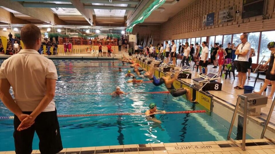 Nu i helgen är det dags för den sista stortävlingen i simning i ”gamla” Lögarängsbadet när VSS egen Västerås Meet avgörs (här en bild från förra årets tävlingar). Foto: VSS