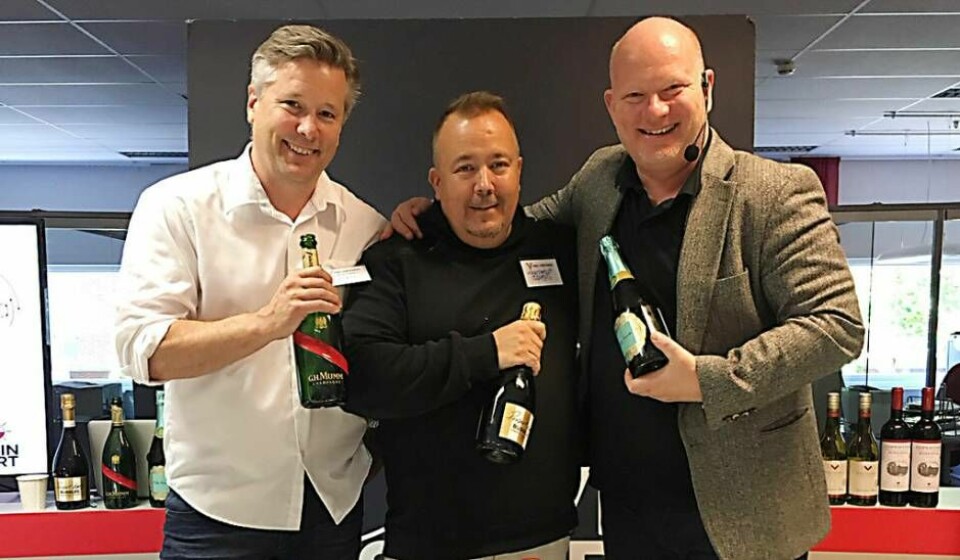 Västerås Tidnings expert Patric Anderson tillsammans med vinlegendarerna Niclas Tuomela och Michel Jamais under Vin i Västerås förra helgen. Foto: Privat