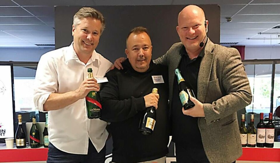 Västerås Tidnings expert Patric Anderson tillsammans med vinlegendarerna Niclas Tuomela och Michel Jamais under Vin i Västerås förra helgen. Foto: Privat Västerås Tidnings expert Patric Anderson tillsammans med vinlegendarerna Niclas Tuomela och Michel Jamais under Vin i Västerås förra helgen. Foto: Privat