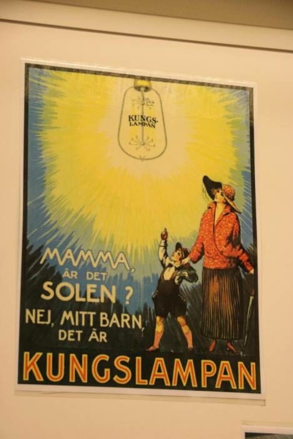 Elektriciteten hade stor påverkan, speciellt för hushållen som nu fick tillgång till elektrisk belysning. Efter det kom elektriska strykjärn och senare kom kylskåpet.
