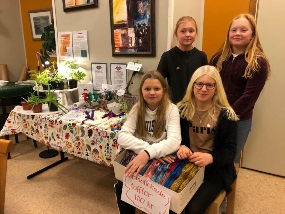 Lovis Lundstedt, Freja Blomkvist, Nova Nilsson och Elsa Andersson vid försäljningsbordet. Foto: Susanne Engevik