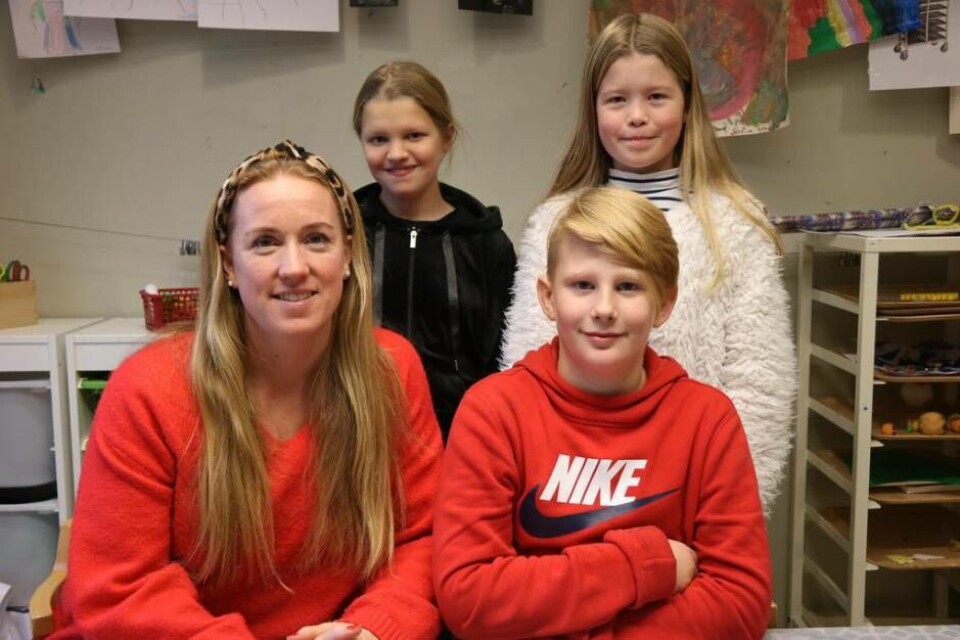 Susanne Engevik, avdelningschef på Mötesplats Rönnby tillsammans med Nova Nilsson, Iris Mauritzson och Oliver Karlsson. Foto: Helena Andersson