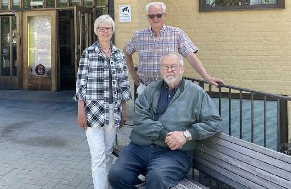 Fullspäckat läsår väntar. Senioruniversitetets expeditionsföreståndare Kerstin Eriksson tillsammans med föreningens vice ordförandeThomas Pontusson och föreningsordföranden Gunnar Hilding (sittande). Foto: Michaela Ericzén