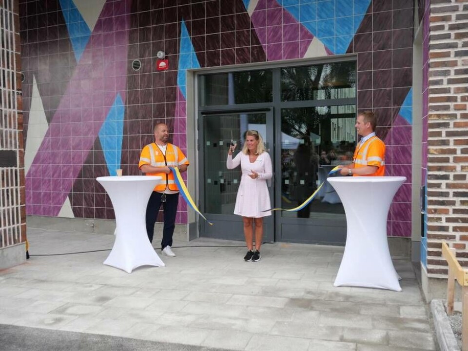 Johanna Becker, med hjälp av Peabs arbetschef Magnus Andersson och projektchef Johan Vindelstam från Peab, klippte det blå/gula bandet och förklarade Irstaskolan som invigd. Foto: Peab