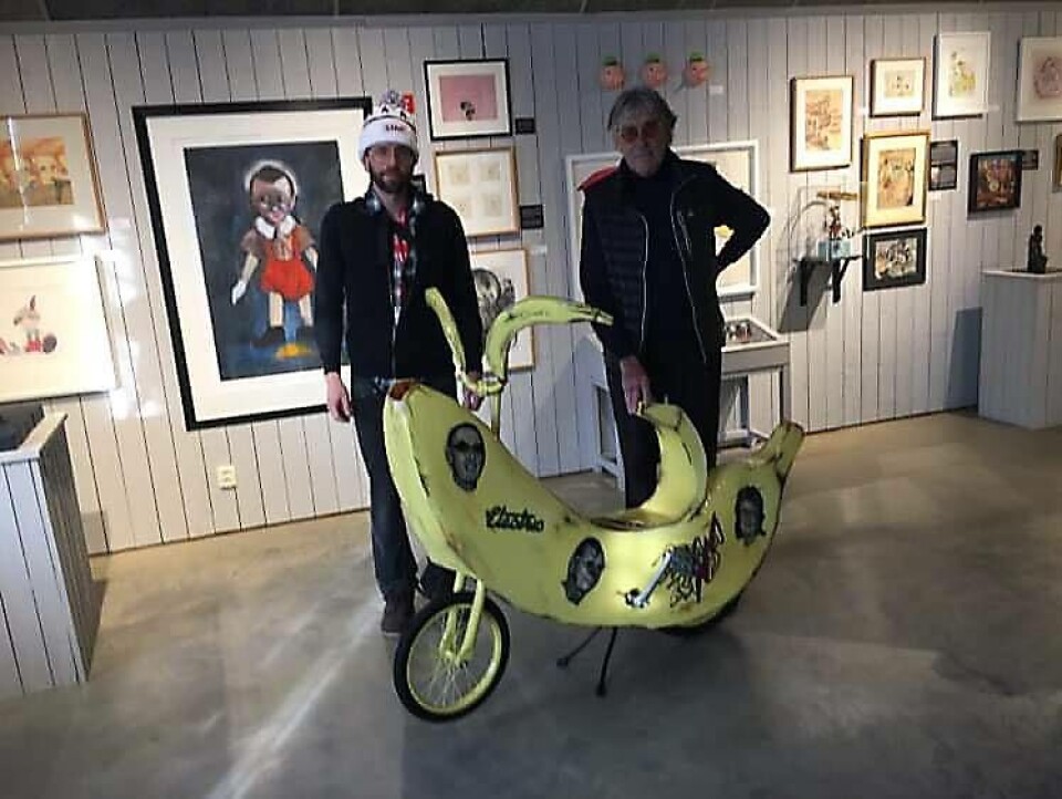 Jonas tillsammans med Lasse Åberg på museet. Foto: Privat