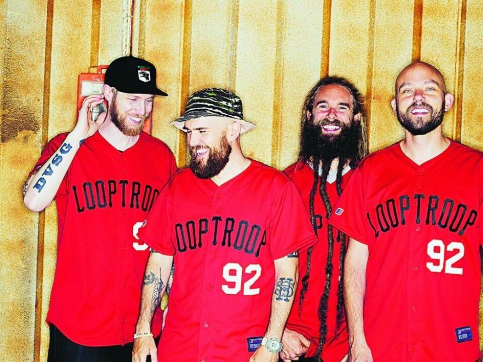 Jubileumsspelning. Västerås egna hiphopkungar Tommy ”CosM.I.C” Isacsson, Mathias ”Supreme” Lundh Isén, Mårten ”Promoe” Edh och Magnus ”Embee” Bergkvist i Looptroop Rockers bjussar fansen på en gratis spelning på Vallby friluftsmuseum i samband med The Rap Race. Foto: David Einar
