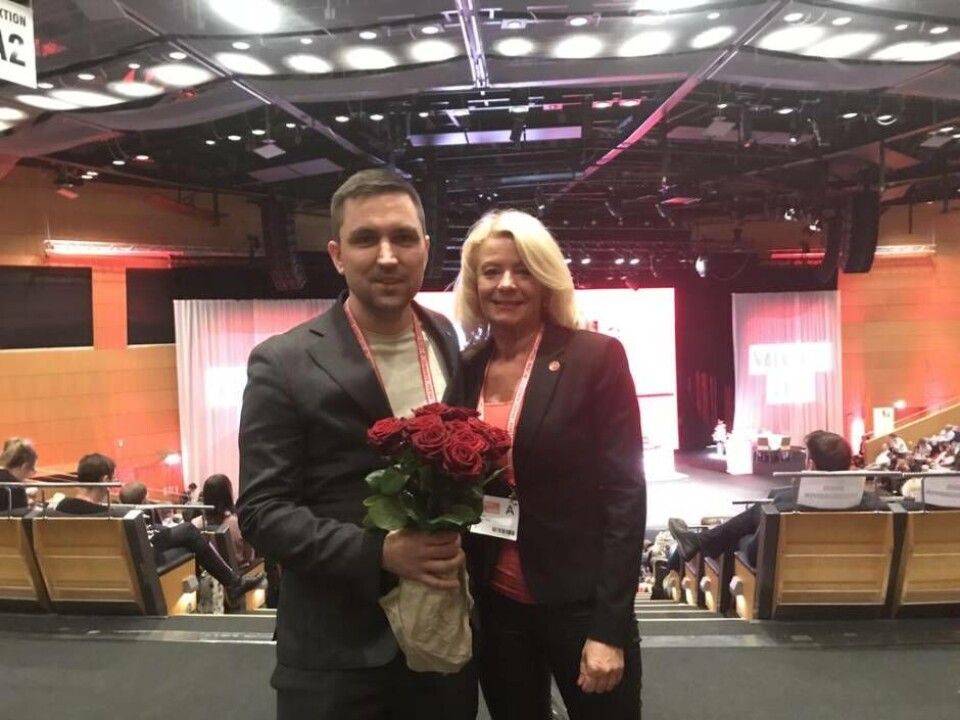 Västmanlands delegationsledare Magnus Johansson gratulerar Pia Nilsson till platsen som ledamot i partistyrelsen