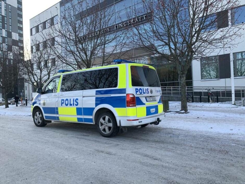 Västmanlands tingsrätt var välbevakad när rättegången mot ett misstänkt kriminellt nätverk inleddes under måndagen. Foto: Jonas Edberg