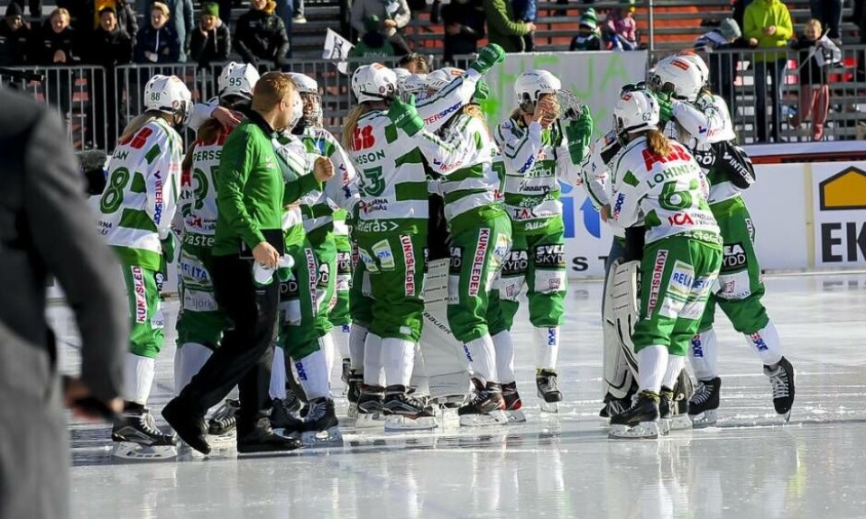 VSK-tränaren Olle Wiberg jublar ihop med laget efter att SM-guldet säkrades efter en spännande straffdrama på Studenternas. Foto: Stefan Lindgren×1 / 2Visa bildtextBild 1 av 2