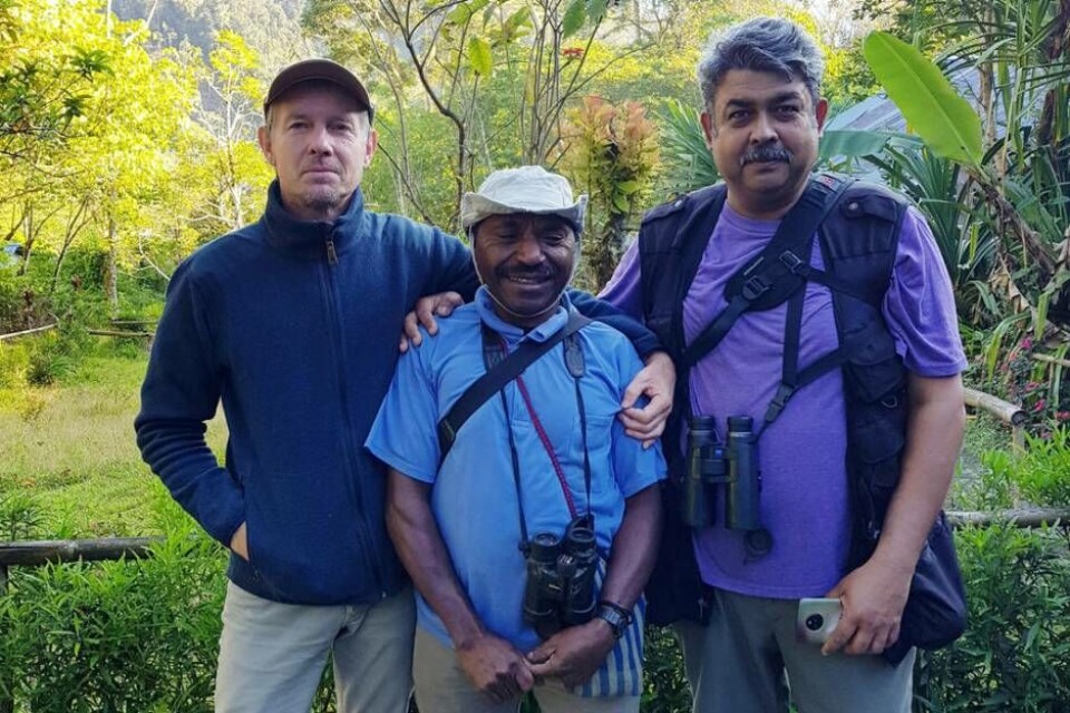Daniel Green tillsammans med guiderna Zeth Wonggor i mitten, som guidat självaste Sir David Attenborough och Sujan Chatterjee. Foto: Privat