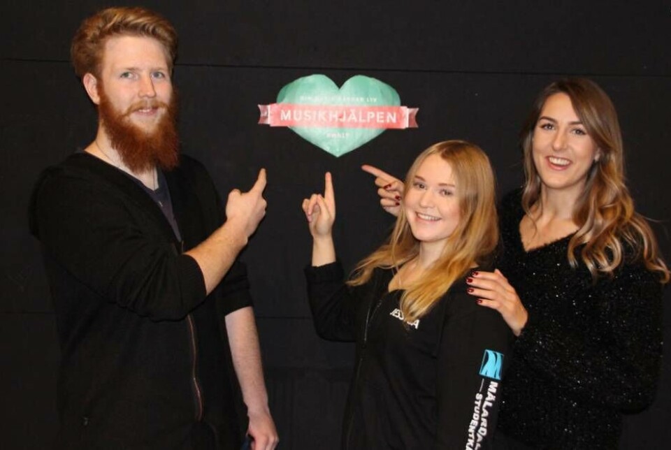MDH-studenternas hjärta klappar för för Musikhjälpen. Jesper Seiler, Jessica Tallbacka och Elin Jonsson från studentkårens projektgrupp. Foto: Jonas Bergkvist
