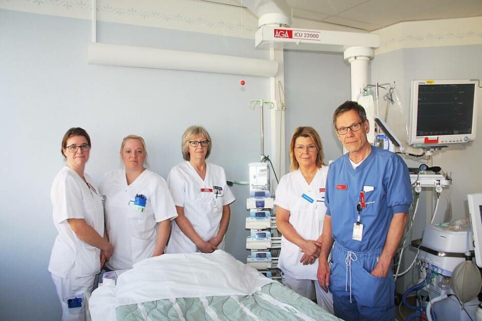 Åsa Mell, undersköterska, Sophie Nordgren, undersköterska, Annika Sandström, intersivvårdssjuksköterska, Marianne Sandkvist, intensivvårdsjuksköterska och Stefan Ström, läkare och medicinskt ansvarig för projektet. Foto: Sofie Tejre