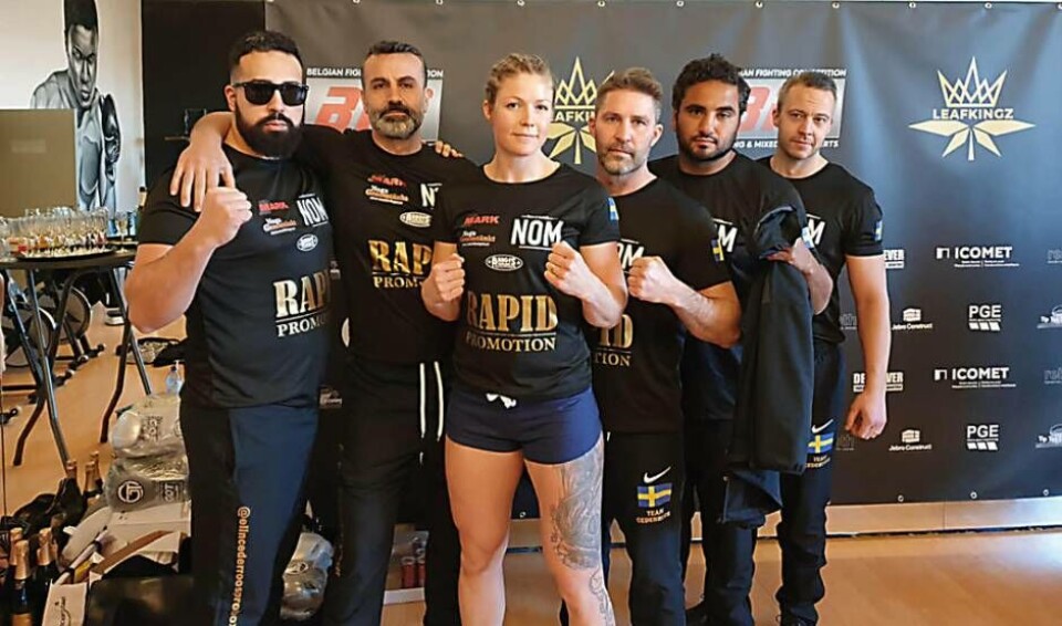 Entouraget. Elin Cederroos med teamet från BK Rapid under invägningen i Belgien igår inför kvällens titelfajt om IBF-bältet i supermellanvikt. ”Det gick bra. Jag vägde in på 76.0 kg”, berättar Cederroos. Foto: Rapid Promotions