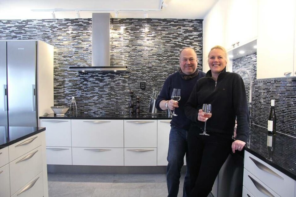 Stefan och Eva Danielsson är mycket nöjda med sitt nya kök där de nu fått ännu mer plats för sitt stora vinintresse. Foto: Helena Andersson×1 / 5Visa bildtextBild 1 av 5 Stefan och Eva Danielsson är mycket nöjda med sitt nya kök där de nu fått ännu mer plats för sitt stora vinintresse. Foto: Helena Andersson×1 / 5Visa bildtextBild 1 av 5
