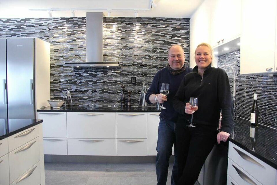 Stefan och Eva Danielsson är mycket nöjda med sitt nya kök där de nu fått ännu mer plats för sitt stora vinintresse. Foto: Helena Andersson×1 / 5Visa bildtextBild 1 av 5