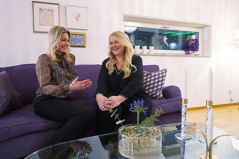 Planerar. Helena och Maria diskuterar vad det bästa med lägenheten är. Planerar. Helena och Maria diskuterar vad det bästa med lägenheten är.