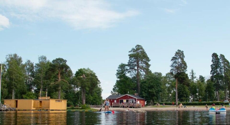 Strax utanför centrala Sala hittar man natursköna Långforsbadet. Foto: Helena Andersson