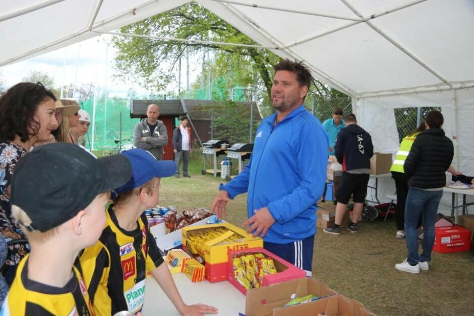 Före detta fotbollsstjärnan Jonny Rödlund i kiosken.