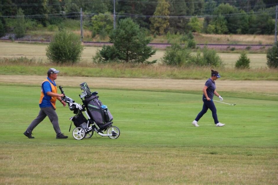 Hannah Kono hade pappa Jonny med som caddie. Foto: Jonas Bergkvist