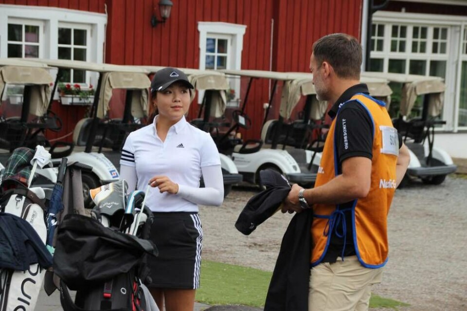 Hemmaklubbens Christopher Johansson fick det ärofyllda uppdraget att gå caddie åt nyzeeländskan Hanee Song i ledarbollen den sista speldagen. Foto: Jonas Bergkvist