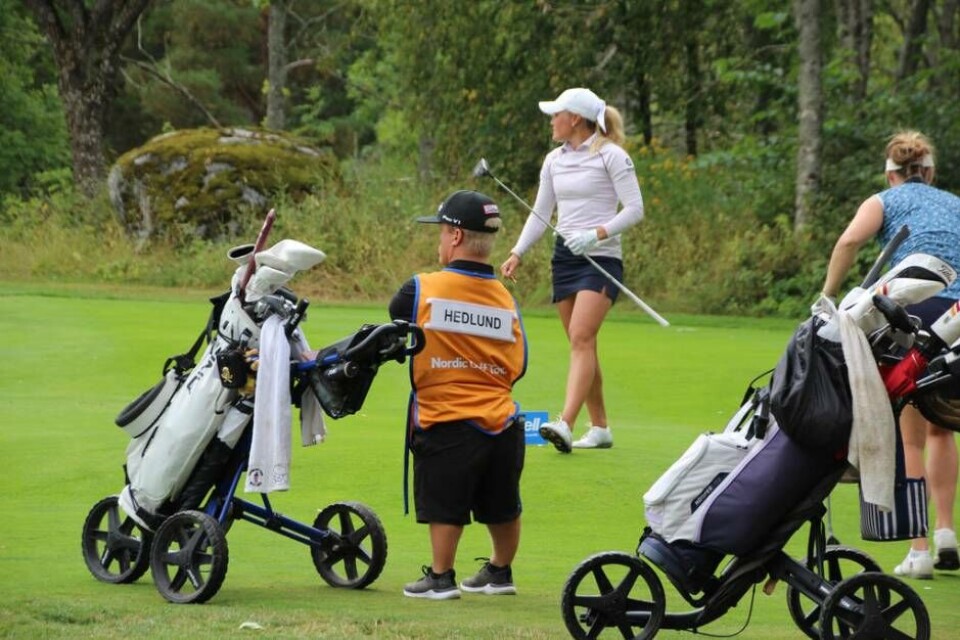 Orrestas paragolfstjärna Joakim Björkman fick uppdraget att gå caddie åt Marina Hedlund den sista dagen. Foto: Jonas Bergkvist