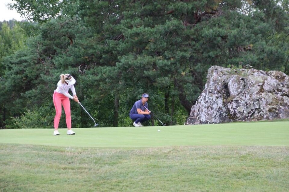 Frösåkers Hannah Kono spanar in när spelkompisen Noemi Jimenez Martin, Spanien, puttar under finalvarvet av Västerås Open. Kono var den enda lokala spelaren som fick spela alla tre varv av tävlingen efter en stark prestation. Foto: Jonas Bergkvist