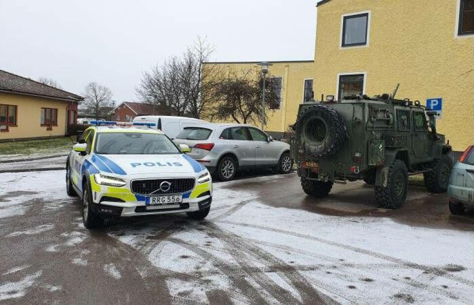 Den stulna militärbilen hittades på en parkering i Tillberga. Foto: Polisen