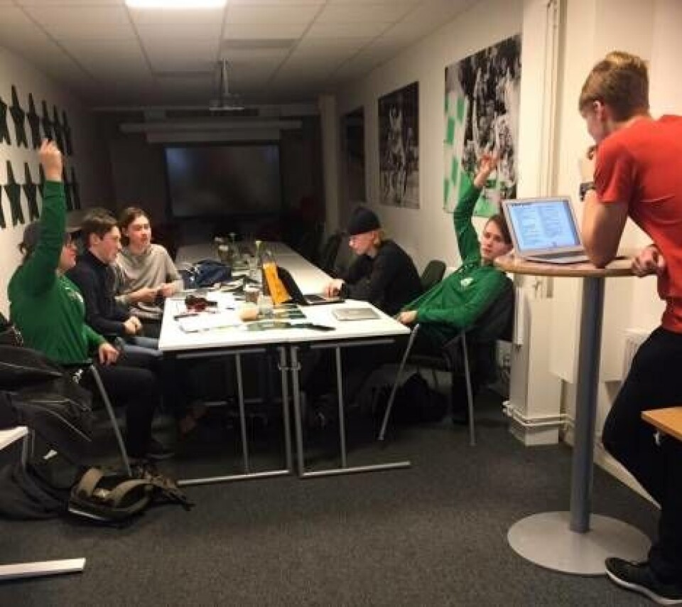 VSK Bandy kombinerar läxläsning med träning. Foto: VSK Bandy