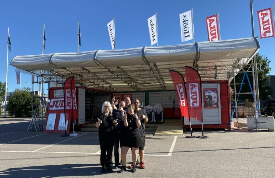 Personal framför den tillfälliga Jula-butiken på Erikslund. Foto: Jula