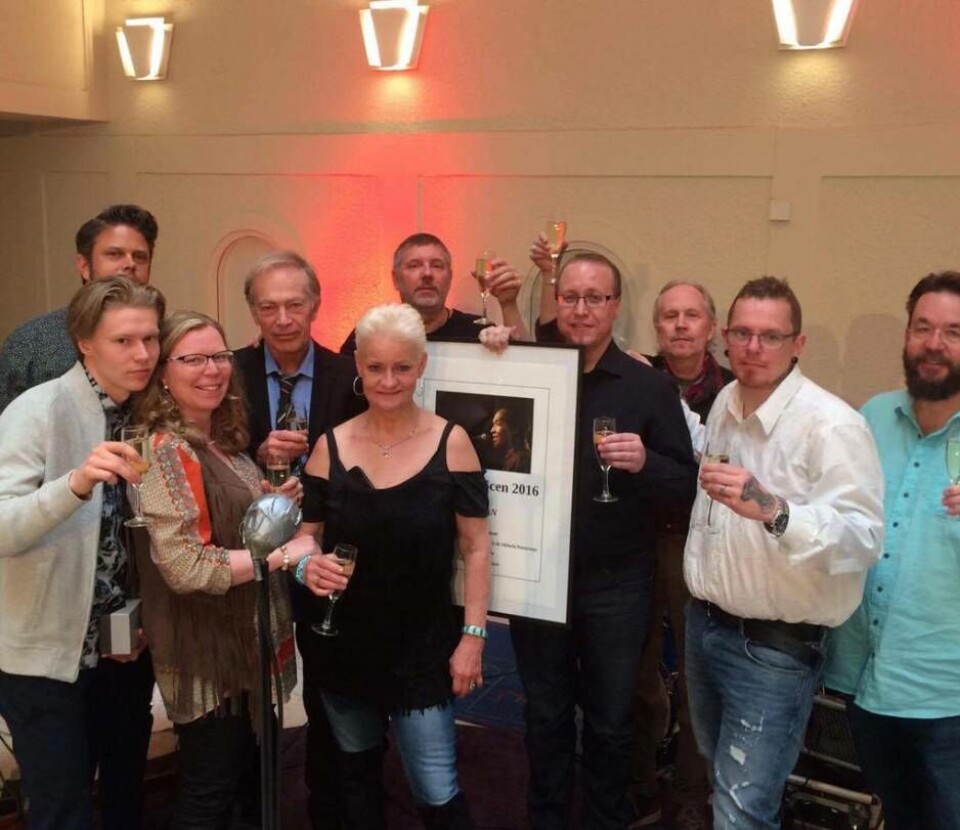 Fick fira för fullt ikväll. Här ses delar av det vinnande Intimangänget – med bland andra Pierre Kjellström vid priset – tillsammans med initiativtagarna till priset: legendariske munspelaren Bill Öhström, Erik 'Möbeln' Pettersson samt Anders F Rönnblom. Foto: Privat