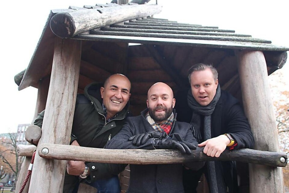 ”Otroligt roligt”. Levent Özdemir, Robert Hjernberg och Janne Lauding ser fram emot sin första julhandel inom leksaksbranschen. Den första utmaningen är i alla fall avklarad, att på fotografens uppmaning ta sig upp i klätterställningen i Stadsparken i Västerås. Foto: Jonas Bergkvist