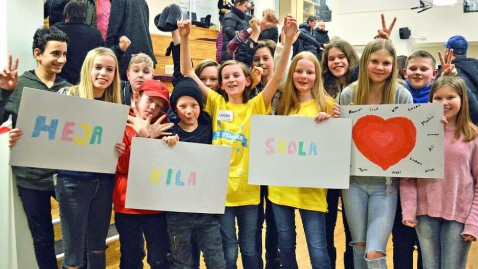 Agnes Jacobsson och Lucas Fleen firar med kamraterna från Kila skola. Foto: Eva Kleppe/SR