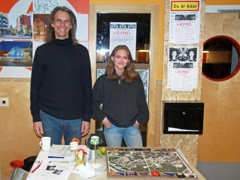 Konstnären Mikael Richter och skådespelare Astrid Othelius från Svensk Samtidskonst presenterade de två olika gestaltningarna under onsdagen. Foto: Sandra Fonnisson×1 / 4Visa bildtextBild 1 av 4