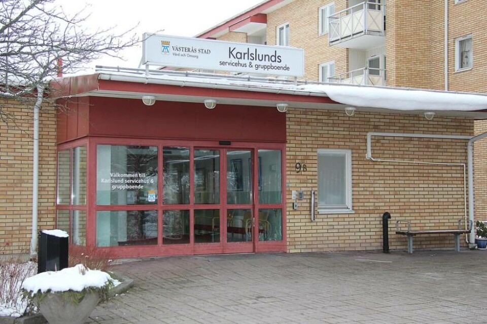 Byggs om till äldreboende – 37 äldre måste flytta. Karlslunds byggnad C, som ses i bakgrunden här, ska byggas om till äldreboende. Byggstart sker senast 1 januari 2019 och redan 31 maj måste de boende vara utflyttade. Foto: Helena Andersson