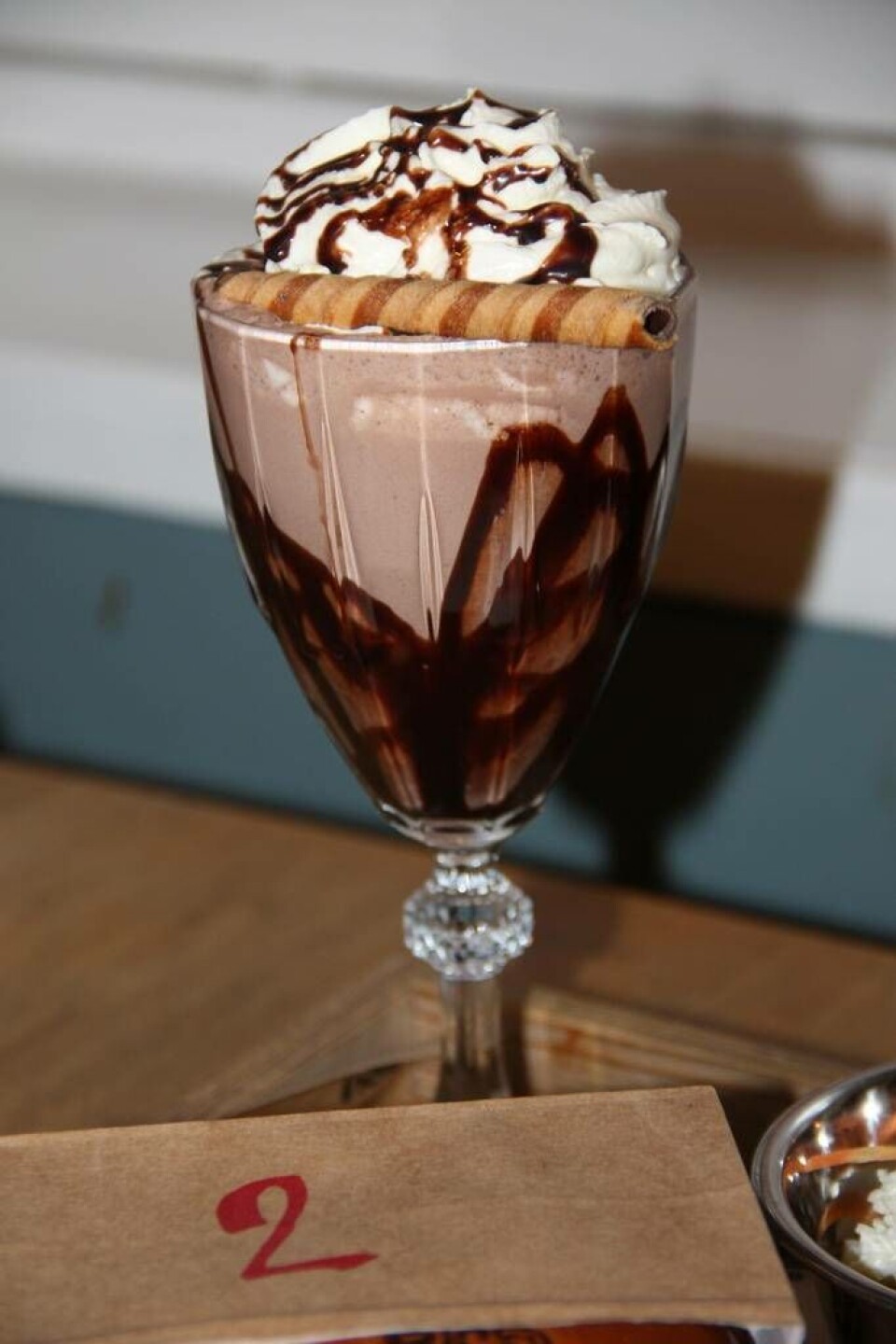 Gör Bra haks smarriga milkshake!En skopa ben and jerry-glass (I det här fallet den med choklad)Grädde eller mjölk beroende på hur tunn/tjock man vill ha den Mixa ihopGanera med vispgrädde, chokladsås, chockladstång eller vad man nu vill. Foto: Sofie Tejre Gör Bra haks smarriga milkshake!En skopa ben and jerry-glass (I det här fallet den med choklad)Grädde eller mjölk beroende på hur tunn/tjock man vill ha den Mixa ihopGanera med vispgrädde, chokladsås, chockladstång eller vad man nu vill. Foto: Sofie Tejre