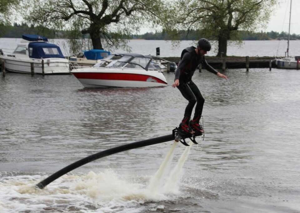 Flyboard – perfekta utmaningen/straffet för en svensexa. Det blev ett och annat plask i Mälaren. Foto: Jonas Bergkvist×1 / 6Visa bildtextBild 1 av 6