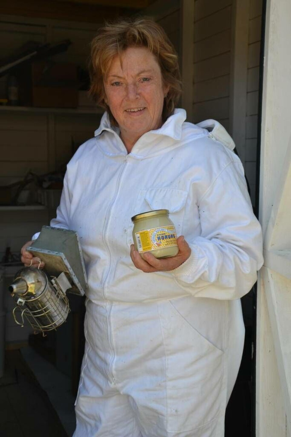 Monica Stolpe Nordin har åtta kupor som ger de familjen mer än tillräckligt med honung och även en stor del över till gårdsförsäljning. Foto: Helena Andersson×1 / 4Visa bildtextBild 1 av 4 Monica Stolpe Nordin har åtta kupor som ger de familjen mer än tillräckligt med honung och även en stor del över till gårdsförsäljning. Foto: Helena Andersson×1 / 4Visa bildtextBild 1 av 4