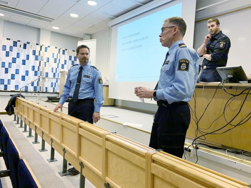 Avslöjade nätverket. Polisinspektör Björn Sidenhjärta och Conny Källberg, region seriebrottssamordnare vid polisen region mitt, under presskonferensen där polisen berättade om att de avslöjat ett nätverk som legat bakom ett 70-tal åldringsbrott under året. I bakgrunden syns presstalesmannen Johan Thalberg. Foto: Jonas Edberg