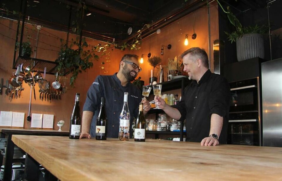 Amir Kheirmand och Patric Anderson samspråkar på EAT matstudio, mästerkockens eget matlagningspalats. Foto: Jonas Bergkvist Amir Kheirmand och Patric Anderson samspråkar på EAT matstudio, mästerkockens eget matlagningspalats. Foto: Jonas Bergkvist