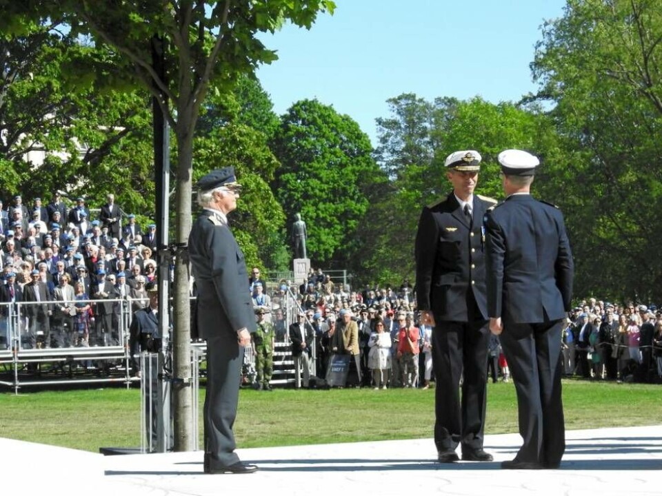 Vid den nationella ceremoni i Stockholm deltar kungen tillsammans med överbefälhavaren. Foto: MOSTPHOTOS