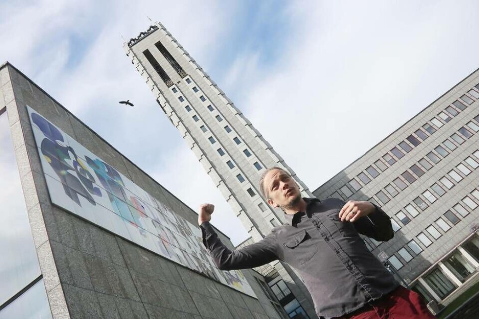Stadsarkitekt Sven Ahlbom började rita på Västerås stadshus redan på 1940-talet. På 50-talet inleddes utgrävningarna och man hittade då resterna av det dominikanerkloster som fanns här till mitten på 1500-talet. Här visar Niklas Ulfvebrand att Sven Ahlbom signerat klockspelet med sina initialer, något han kritiserades för. Foto: Peter Hoffström×1 / 3Visa bildtextBild 1 av 3
