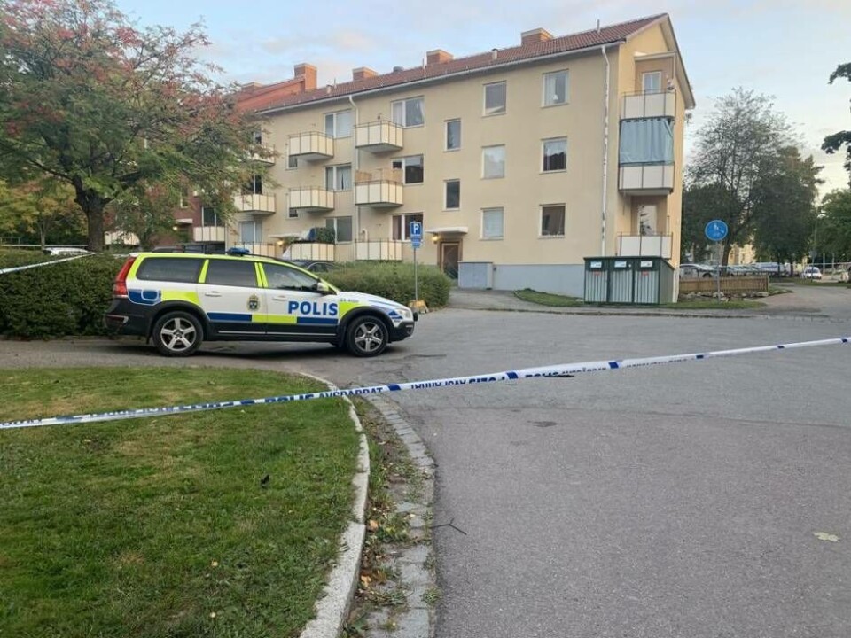 Polisen söker uppgifter om två män som setts lämna mordplatsen på en moped. Foto: Jonas Edberg