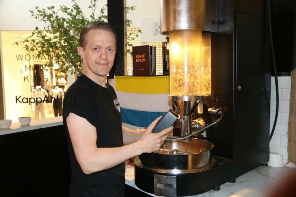 Kaj Johdet driver Hälla Kafferosteri tillsammans med sin bror Dan Johdet. Foto: Helena Andersson