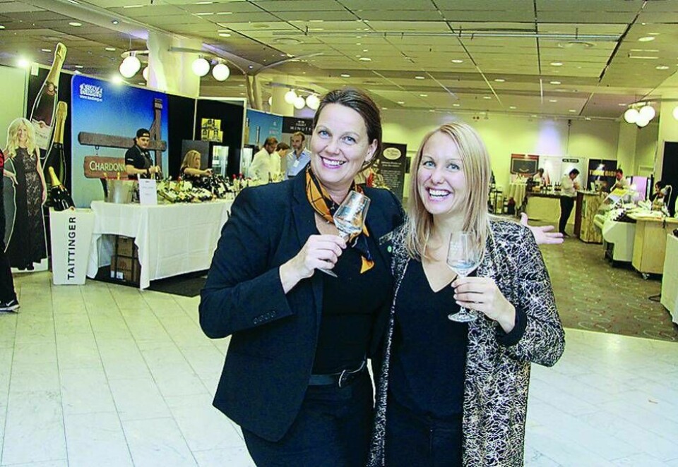 Emelie Oscarson (till höger), här tillsammans med Anne-Marie Sahlström från Aros Congress Center vid förra årets mässa. Foto: Lasse Blom