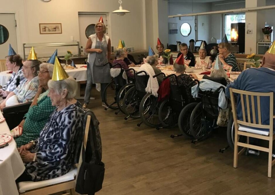 Festlig stämning när det var kräftskiva på servicehuset på Hammarbacksvägen. Foto: Privat