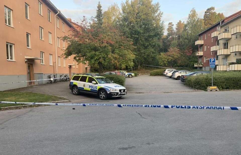 Efter dödsskjutningen på Gideonsberg har det florerat rykten om att blåljuspersonal ska blivit attackerade på platsen. Detta dementeras nu av polisen. Foto: Jonas Edberg