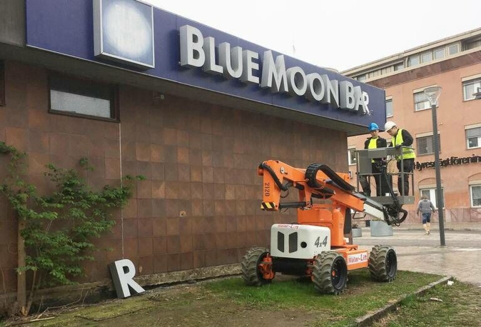 Under torsdagsmorgonen började skylten till Blue Moon Bar att plockas ner. Foto: Frida Heldemar